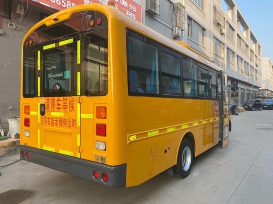 초등학교 학생들의 이상적인 교통 수단 수동 변속기와 함께 사용 된 학교 버스